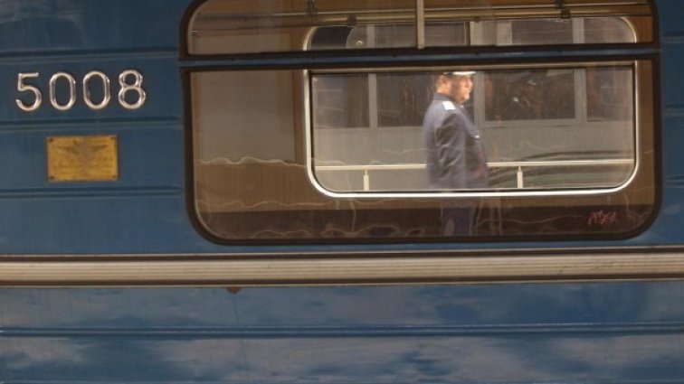 Жена в тежко състояние след падане на релсите на метрото*