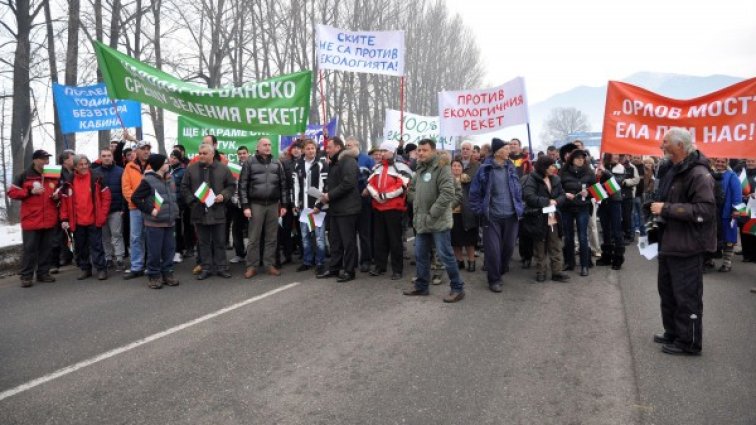 Протестиращите блокираха пътя. Снимка: Булфото