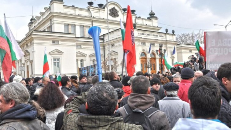 Всички партии са еднакви, възмутиха се протестиращи