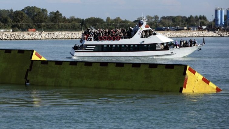 Бариерите на "Моисей" ще стоят изцяло под вода. Снимка: Ройтерс