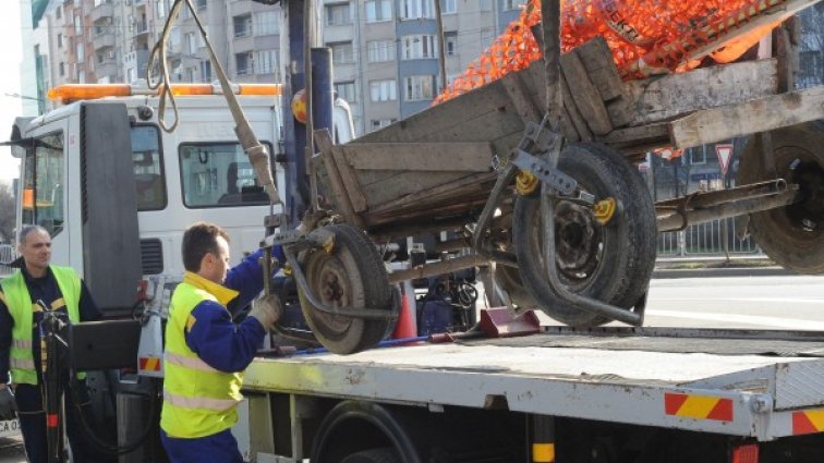 Вдигнаха ромска каруца на бул. "България"