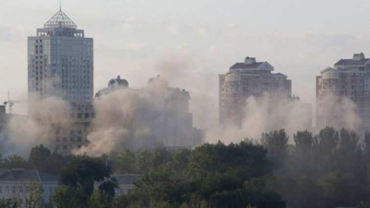 Трима загинали в храм, ударен от снаряд, в Донецка област 