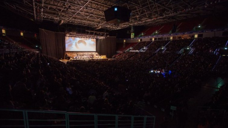 10 000 аплодираха на крака Lord of the Rings in Concert