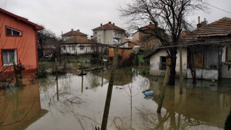 Воден ад в Елхово и Гълъбово, но няма бедстващи хора