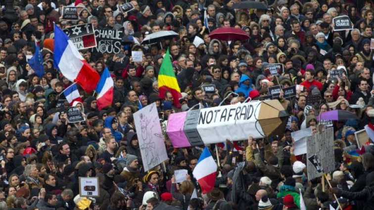 Париж, "въоръжен" с писалки, казва "не" на тероризма