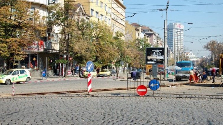 Паваж и асфалт се редуват около Руски паметник