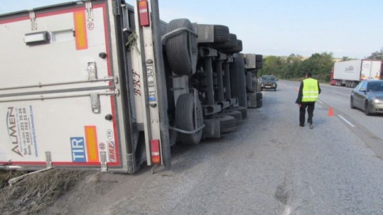 TIR се преобърна на пътя Русе-Бяла, за щастие няма жертви