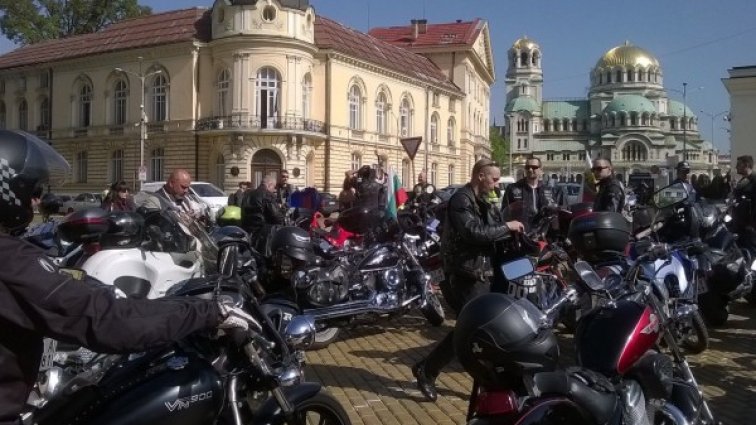 Протестът пред парламента: Рок и рев на мотори... 