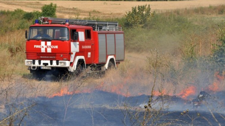 С 19 пожара се борят огнеборците в страната 