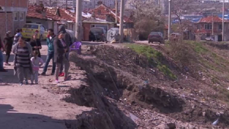 "Факултета" пропада, свлачище го поглъща