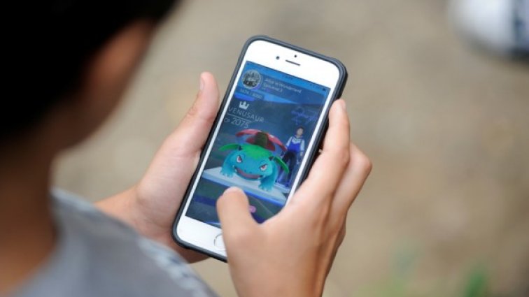 Шведска депутатка играе Pokemon Go на откриването на сесията