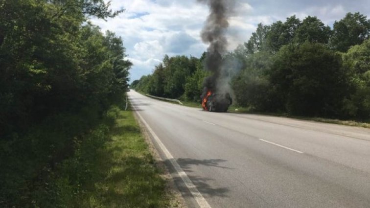 Иван Лечев се сбогува с колата си, запали се в движение