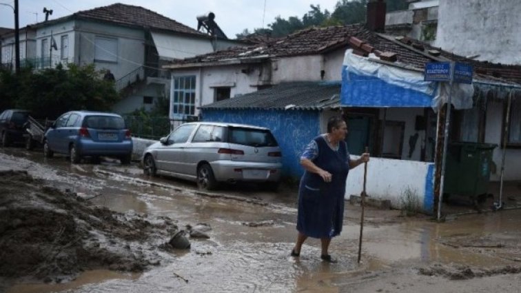 Порои потопиха Солун и Халкидики. Сняг на Олимп