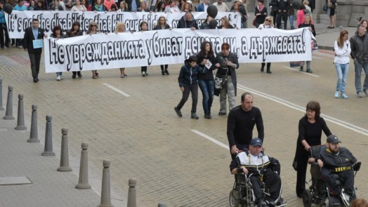 Личен асистент на две болни деца, а 4 месеца без заплата!