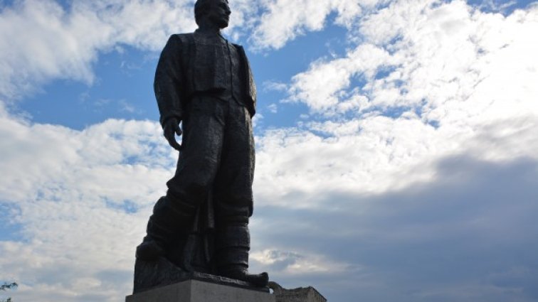 Вандали заляха с мазнина паметника на Левски в Ловеч