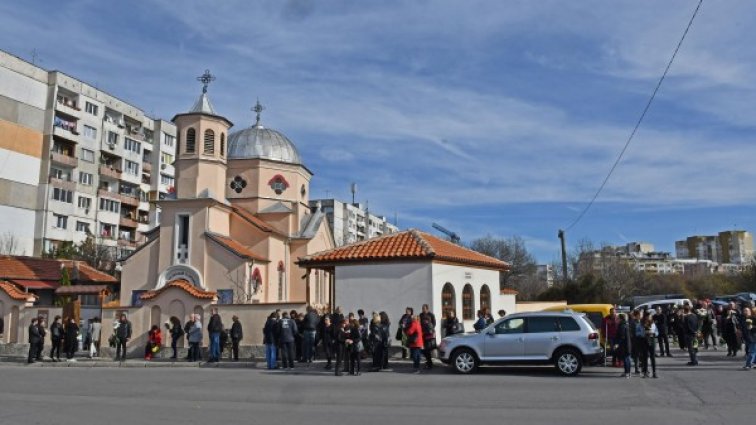 Близки се простиха с убитите Дарина и бебето Никол 