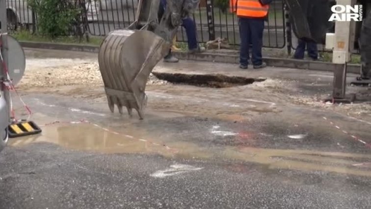 Кола пропадна в изкоп на ВиК в Пловдив