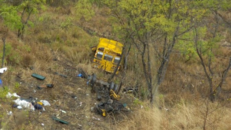 Автобус падна в пропаст, загинаха 23-ма души