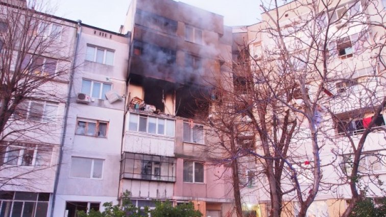 Две са вече жертвите на взрива във Варна, издирват собственика на жилището