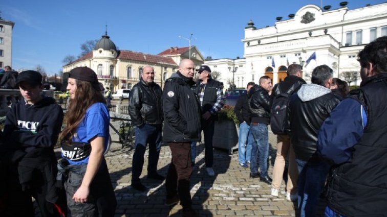 Фенове на Левски излязоха на протест пред Парламента