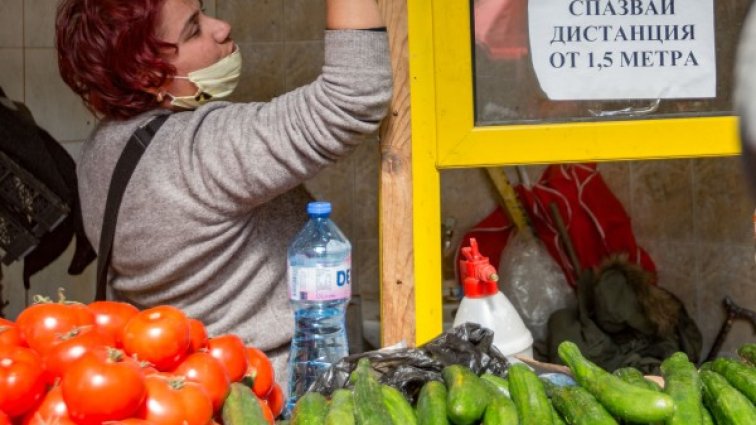 Стотици килограми продукция от пазарите отива на боклука 