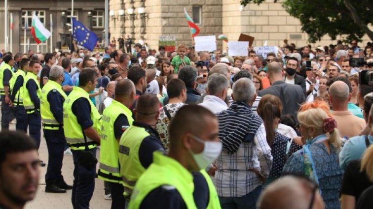 Жените, които спряха провокаторите на протеста с телата си 