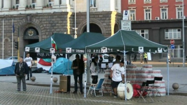 БСП излиза от пленарната зала, влиза в протеста