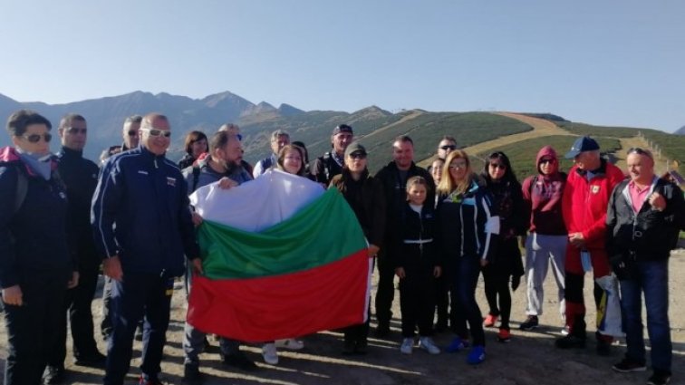 Вицепремиерът Марияна Николова изкачи връх Мусала