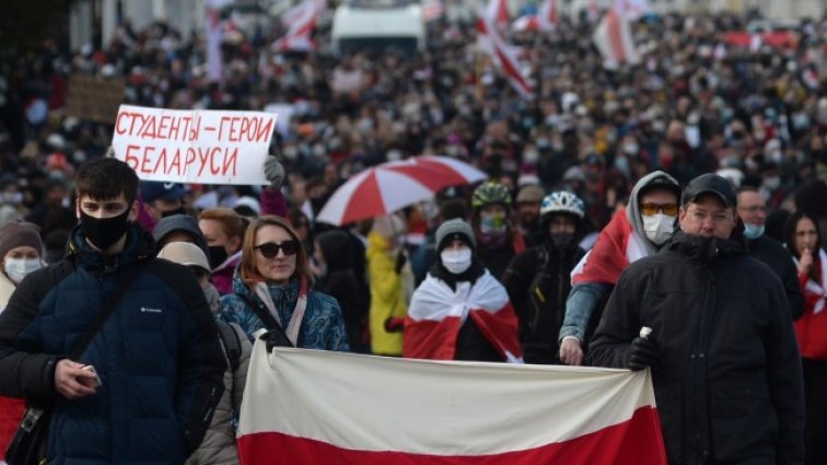 Под заплаха от куршуми: Хиляди на протест в Беларус