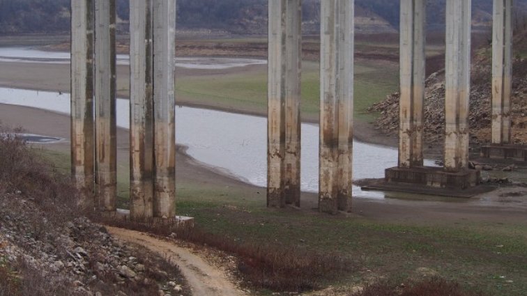 Водата в яз. "Цонево" драстично е намаляла заради сушата