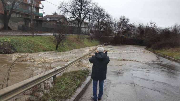 Наводнения в цяла България, животни се давят, реки преливат...