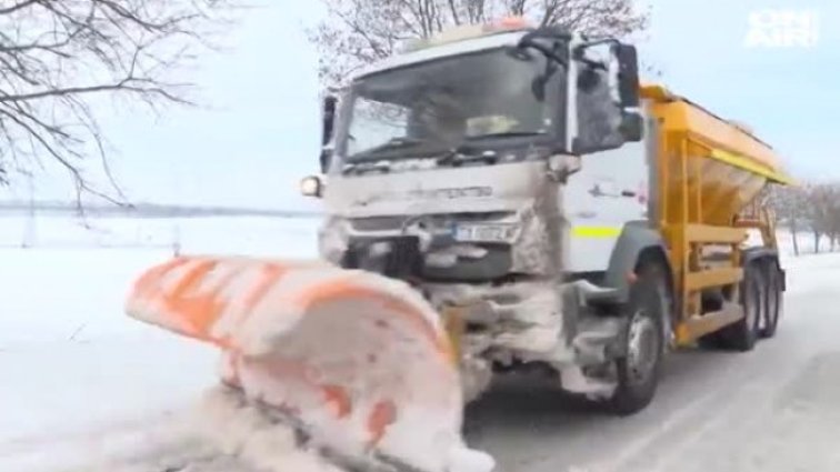 Редица пътища още са затворени, на места преспите са над 1,5 метра