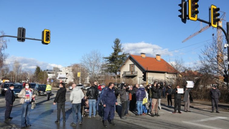 Протест в кв."Овча купел" заради дупките на ключова улица