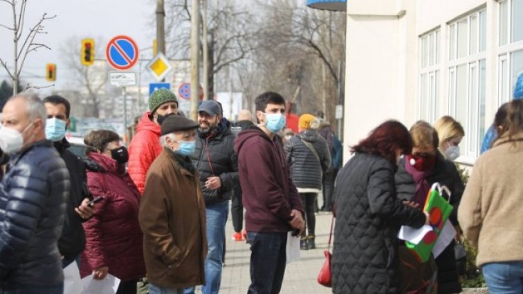 Отново се извиха опашки за ваксиниране