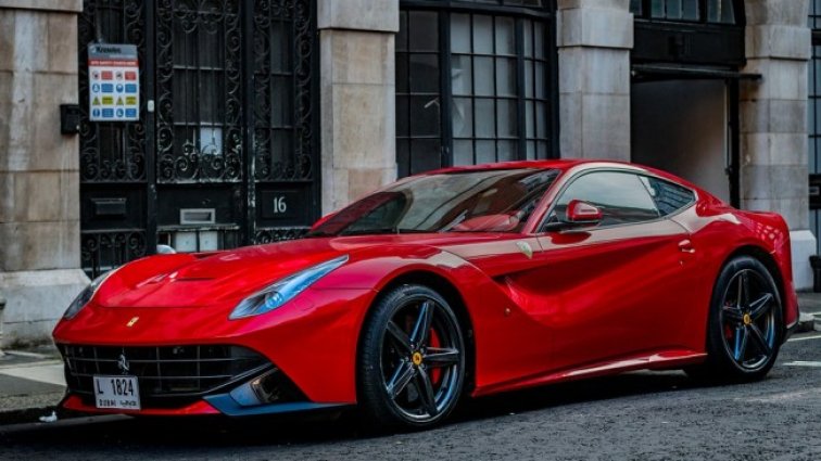 Ferrari в България: Луксозните спортни коли не се вписват в пътищата ни