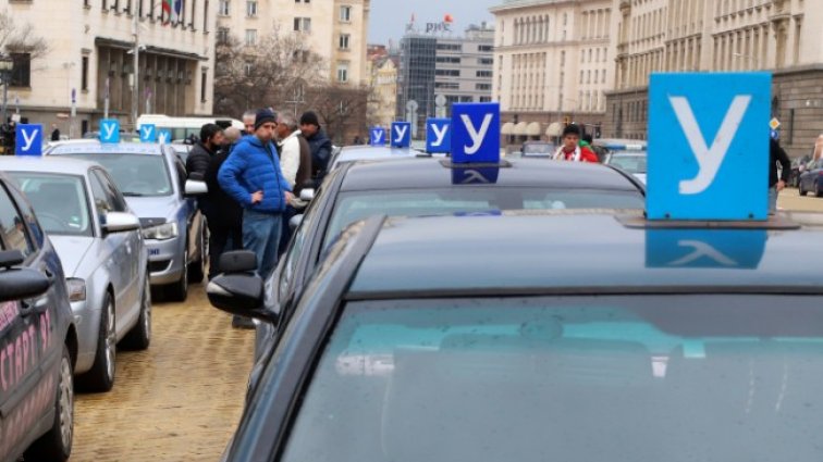 Автоинструктори излизат протест заради "лобистки" поправки 