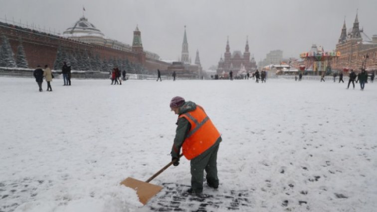 Снеговалеж блокира полетите в Москва