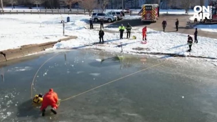 Спасиха тийнейджъри, пропаднали в ледени води 