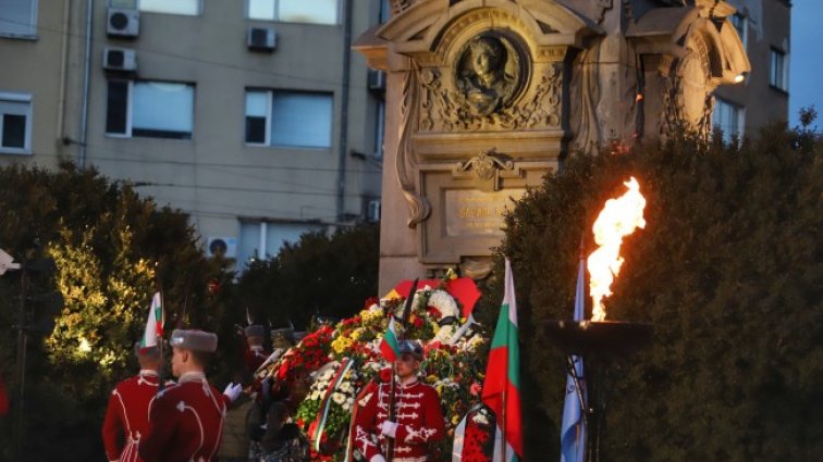 Стотици сведоха глава пред паметта и делото на Апостола