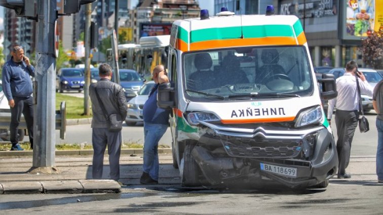 Автомобил блъсна линейка в София, има ранени 