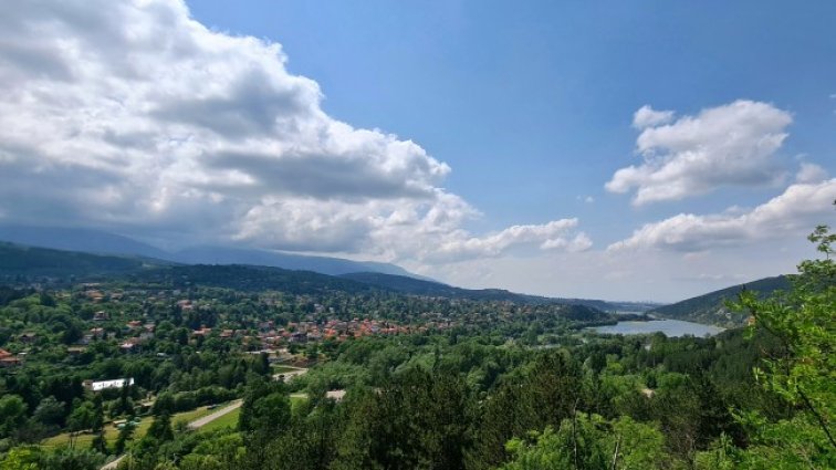 Времето във вторник слънчево, градусите – до 32°