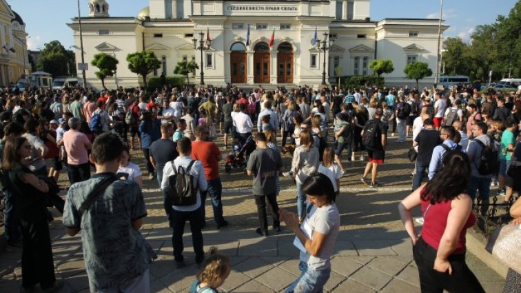 Петков пред протестиращите: Няма да дадем България на мафията