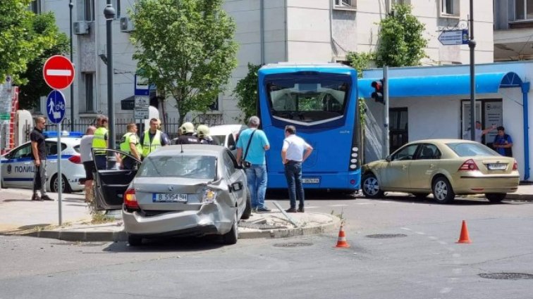 Автобус се вряза в бетонна ограда до пристанище Бургас