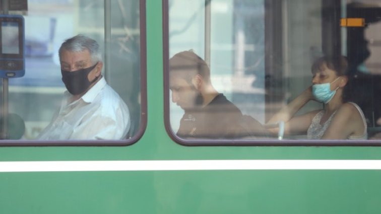 Без маски в градския транспорт от днес