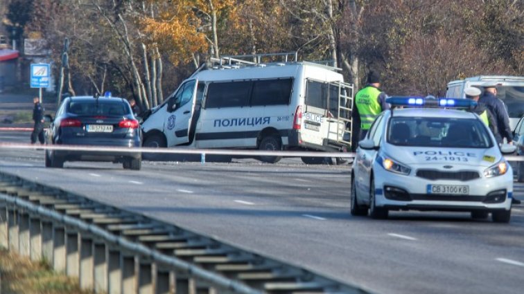 Пострадалият полицай остава в медикаментозна кома