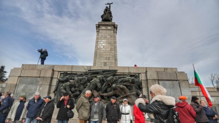 Яйца и червена боя по Столична община, жива верига около МОЧА 