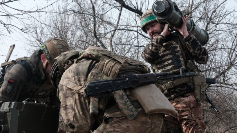 Украинските сили доставят боеприпаси, храна, медикаменти в Бахмут