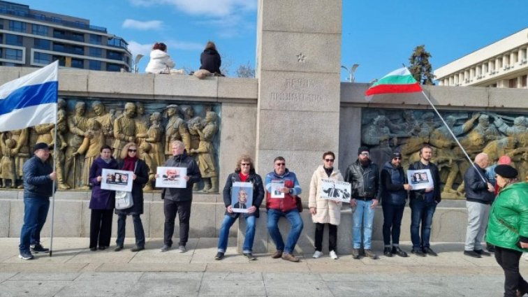 Протест на руснаци в Бургас, искат политическо убежище