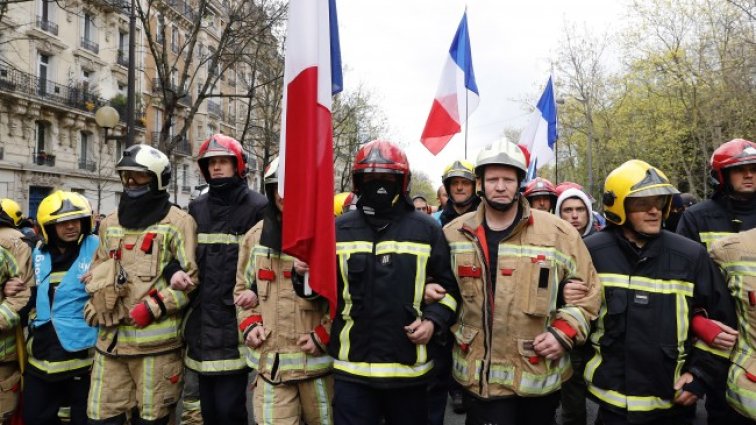 Нова вълна протести срещу пенсионната реформа залива Франция