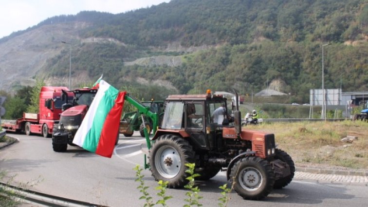 България блокирана, какъв ще е изходът от "войната" между власт и зърнари?